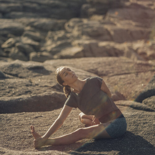 Parivritta janu sirsasana - Charlotte Lechevallier - photo Stéphane Lavoué