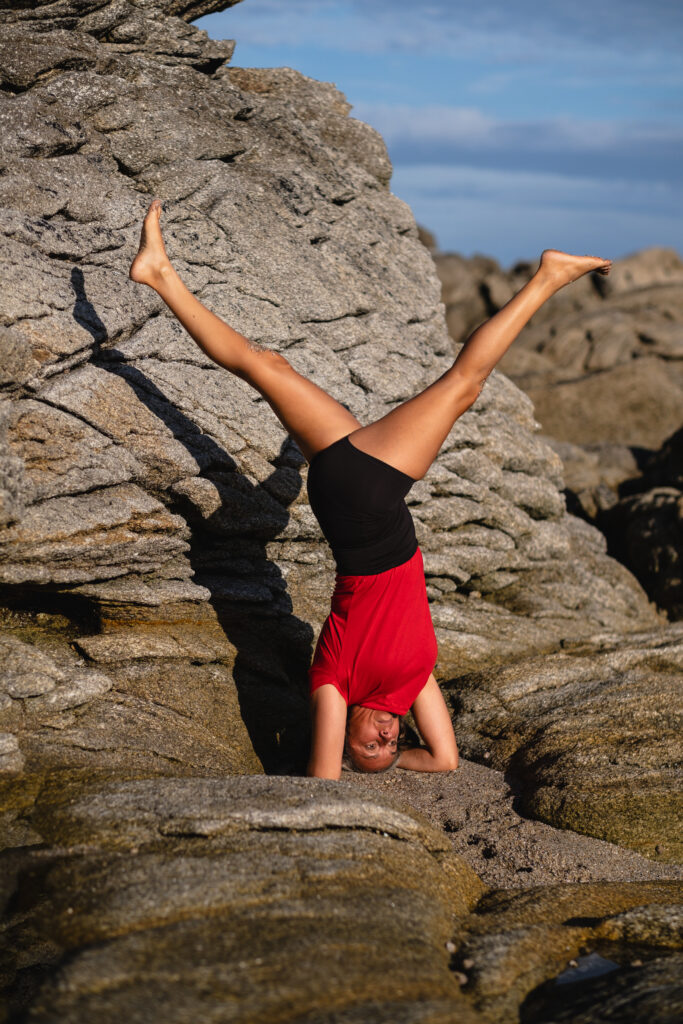 Parivrita ekapada sirsasana - Charlotte Lechevallier - photo @axelle.photographe
